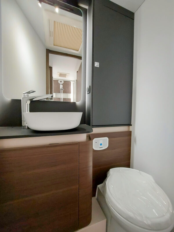 Adria Coral Supreme 670 DC 2025 – Image 4
