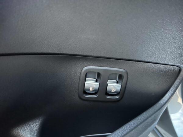Mercedes-Benz C300e 2023 – Image 17