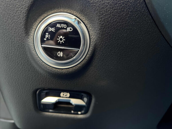 Mercedes-Benz C300e 2023 – Image 18